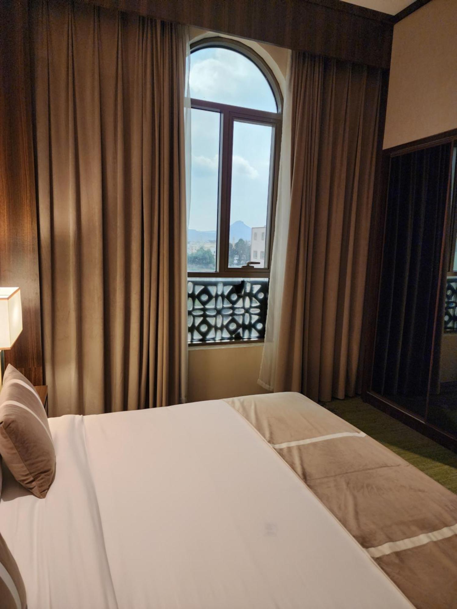 Azar Hotel Ahad Rafidah Екстериор снимка